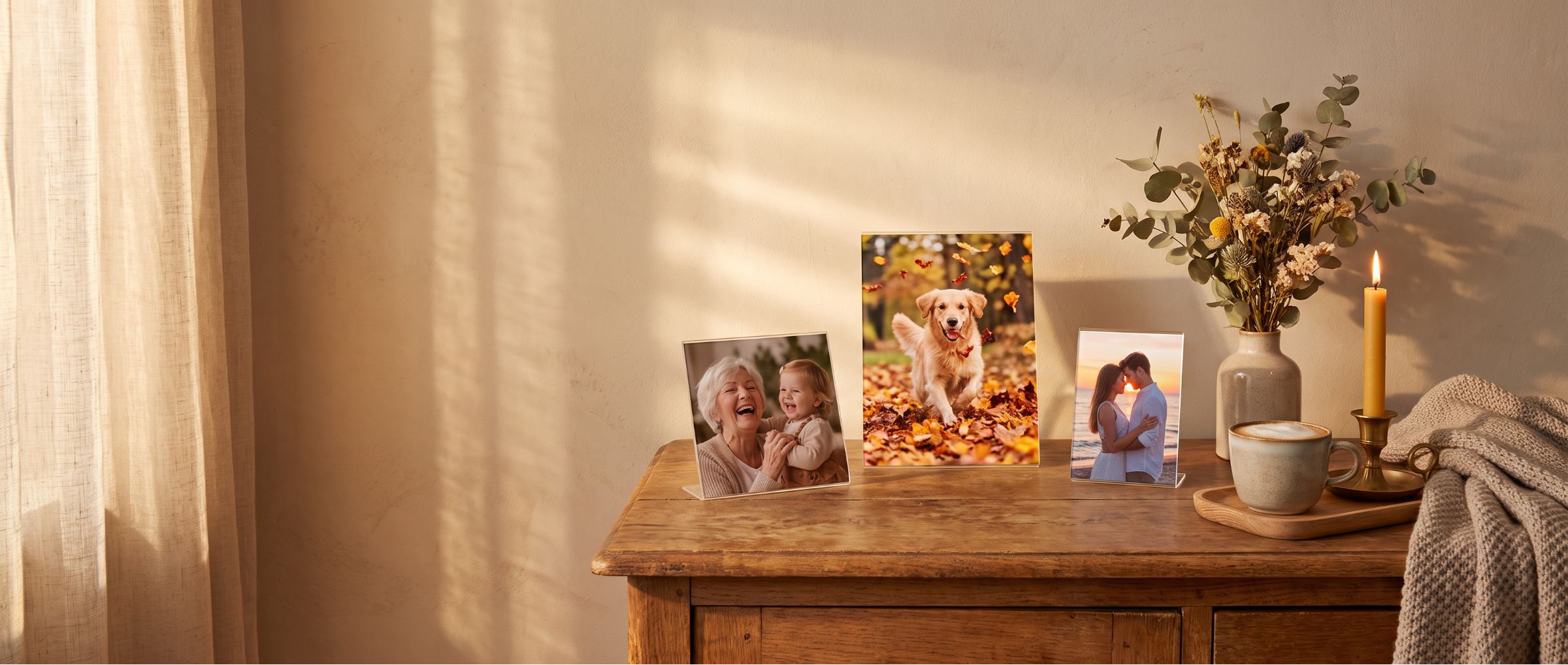 Drei Fotoständer aus PLEXIGLAS mit Familienfotos auf einem Eichen-Sideboard im warmen Abendlicht, daneben Kerze, Blumen und Kaffee