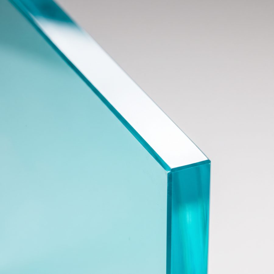 Makro einer diamantpolierten Acrylkante, spiegelnd glatt und ohne Sägespuren