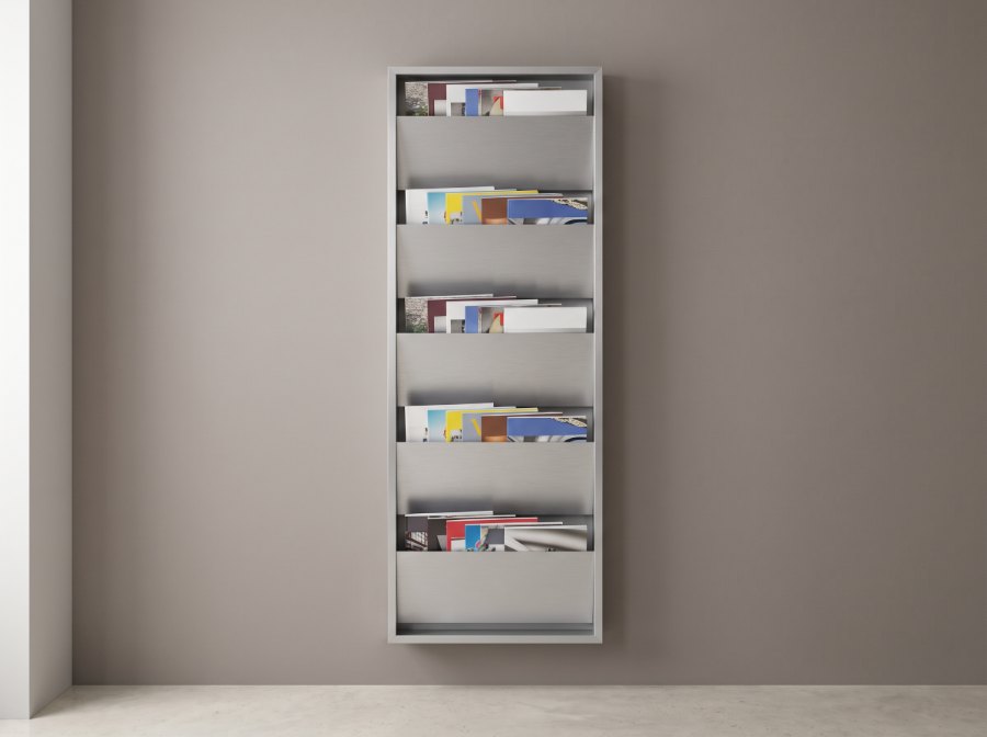 Wandmagazin aus Aluminium mit fünf DIN-A4-Fächern voller Magazine, Boden darunter frei